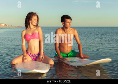 Jeune couple de surfers Banque D'Images