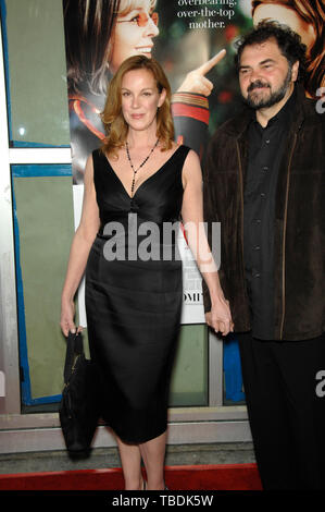 LOS ANGELES, CA. 30 janvier 2007 : ELIZABETH PERKINS & mari réalisateur JULIO MACAT lors de la première mondiale de son nouveau film 'parce que j'ai dit jusqu' à l'Arclight Theatre, à Hollywood. © 2007 Paul Smith / Featureflash Banque D'Images