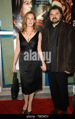 LOS ANGELES, CA. 30 janvier 2007 : ELIZABETH PERKINS & mari réalisateur JULIO MACAT lors de la première mondiale de son nouveau film 'parce que j'ai dit jusqu' à l'Arclight Theatre, à Hollywood. © 2007 Paul Smith / Featureflash Banque D'Images