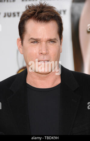 LOS ANGELES, CA. 28 octobre 2007 : Ray Liotta au Los Angeles premiere de 'Bee Movie' au Mann Village Theatre, Westwood. © 2007 Paul Smith / Featureflash Banque D'Images