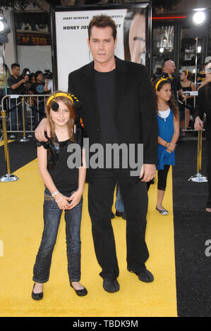 LOS ANGELES, CA. 28 octobre 2007 : Ray Liotta au Los Angeles premiere de 'Bee Movie' au Mann Village Theatre, Westwood. © 2007 Paul Smith / Featureflash Banque D'Images