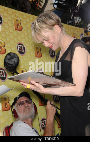 LOS ANGELES, CA. 28 octobre 2007 : Renee Zellweger au Los Angeles première de son nouveau film 'Bee Movie' au Mann Village Theatre, Westwood. © 2007 Paul Smith / Featureflash Banque D'Images