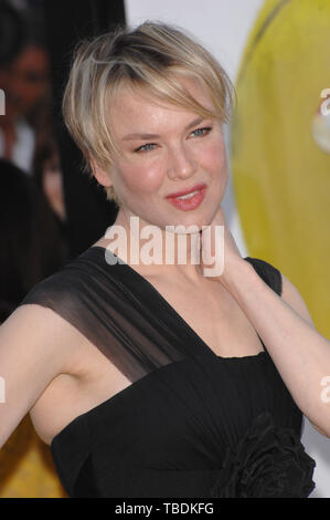 LOS ANGELES, CA. 29 octobre 2007 : Renee Zellweger au Los Angeles première de son nouveau film 'Bee Movie' au Mann Village Theatre, Westwood. Octobre 29, 2007 Los Angeles, CA Photo : Paul Smith / Featureflash Banque D'Images