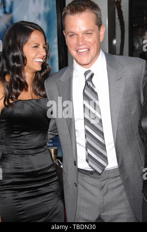 LOS ANGELES, CA. 26 juillet 2007 : Matt Damon et sa femme Luciana Barroso lors de la première mondiale de 'The Bourne Ultimatum' à l'Arclight Theatre, à Hollywood. © 2007 Paul Smith / Featureflash Banque D'Images