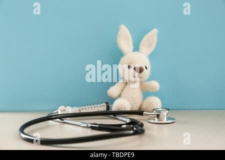 Stéthoscope, seringue et de jouet sur le tableau Banque D'Images