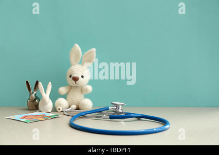 Toy bunnies with stethoscope on table Banque D'Images