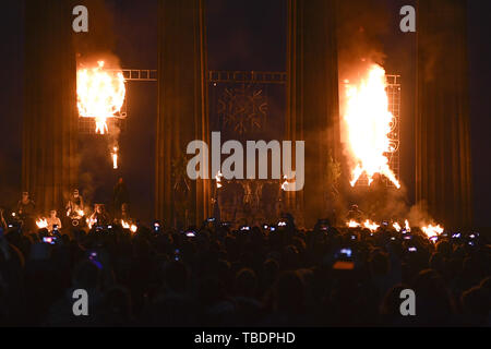 Revelers inscrivez-vous Beltane groupe pour les premiers signes de l'été sur Calton Hill pour fêter Beltane Fire Festival mettant en vedette : Atmosphère Où : Édinbourg, Royaume-Uni Quand : 30 Avr 2019 Crédit : Euan Cherry/WENN Banque D'Images