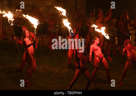 Revelers inscrivez-vous Beltane groupe pour les premiers signes de l'été sur Calton Hill pour fêter Beltane Fire Festival mettant en vedette : Atmosphère Où : Édinbourg, Royaume-Uni Quand : 30 Avr 2019 Crédit : Euan Cherry/WENN Banque D'Images