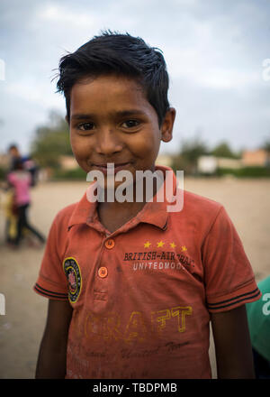 Jaipur, Rajasthan Inde - 0324 / 2019, Portrait de jeune garçon, les enfants pauvres dans le bidonville de la ville Banque D'Images