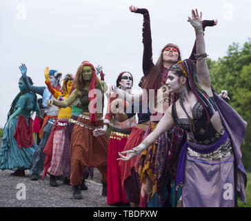 Revelers inscrivez-vous Beltane groupe pour les premiers signes de l'été sur Calton Hill pour fêter Beltane Fire Festival mettant en vedette : Atmosphère Où : Édinbourg, Royaume-Uni Quand : 30 Avr 2019 Crédit : Euan Cherry/WENN Banque D'Images