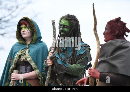 Revelers inscrivez-vous Beltane groupe pour les premiers signes de l'été sur Calton Hill pour fêter Beltane Fire Festival mettant en vedette : Atmosphère Où : Édinbourg, Royaume-Uni Quand : 30 Avr 2019 Crédit : Euan Cherry/WENN Banque D'Images