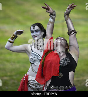 Revelers inscrivez-vous Beltane groupe pour les premiers signes de l'été sur Calton Hill pour fêter Beltane Fire Festival mettant en vedette : Atmosphère Où : Édinbourg, Royaume-Uni Quand : 30 Avr 2019 Crédit : Euan Cherry/WENN Banque D'Images