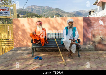 Rishikesh, Uttarakhand / Inde - 0312 2019, Portrait de deux vieillards. Indiens assis dehors sur un banc aux beaux jours Banque D'Images