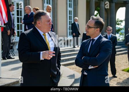 La secrétaire d'État des États-Unis, Mike Pompeo, gauche, s'entretient avec le ministre des Affaires étrangères allemand Heiko Maas à l'extérieur du gouvernement guest house Villa Boesig 31 mai 2019 à Berlin, Allemagne. Credit : Planetpix/Alamy Live News Banque D'Images