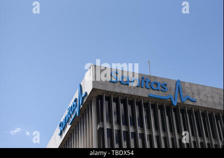 Madrid, Espagne. 25 mai, 2019. Espagne le plus important à une entreprise spécialisée, logo Sanitas est vu de haut d'un immeuble de Madrid. Budrul Chukrut Crédit : SOPA/Images/ZUMA/Alamy Fil Live News Banque D'Images