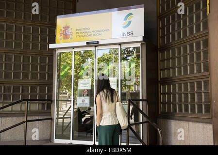 Madrid, Espagne. 25 mai, 2019. Une femme se tient à l'entrée du ministère du Travail, Migrations & la sécurité sociale à Madrid. Budrul Chukrut Crédit : SOPA/Images/ZUMA/Alamy Fil Live News Banque D'Images