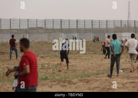 La ville de Gaza, la bande de Gaza, en Palestine. 31 mai, 2019. Des affrontements entre Palestiniens et soldats israéliens à l'est de la ville de Gaza. Credit : Dawoud Alkas Abo/Quds Net News Wire/ZUMA/Alamy Live News Banque D'Images