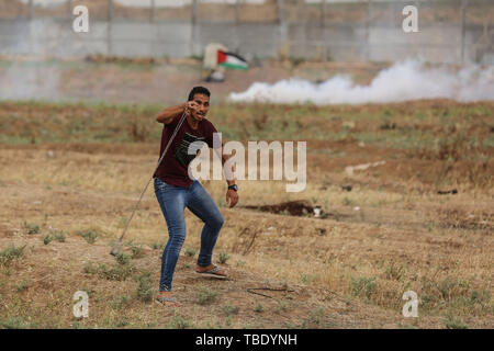 La ville de Gaza, la bande de Gaza, en Palestine. 31 mai, 2019. Des affrontements entre Palestiniens et soldats israéliens à l'est de la ville de Gaza. Credit : Dawoud Alkas Abo/Quds Net News Wire/ZUMA/Alamy Live News Banque D'Images