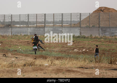 La ville de Gaza, la bande de Gaza, en Palestine. 31 mai, 2019. Des affrontements entre Palestiniens et soldats israéliens à l'est de la ville de Gaza. Credit : Dawoud Alkas Abo/Quds Net News Wire/ZUMA/Alamy Live News Banque D'Images