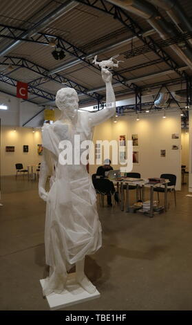 Vilnius, Lituanie. 31 mai, 2019. Photo prise le 31 mai 2019 montre une création pendant le salon international de l'art contemporain 'ArtVilnius'19' qui s'est tenue à Vilnius, capitale de la Lituanie, le 31 mai 2019. L'art qui se tient du 30 mai au 2 juin, dispose d'environ 60 exhibites galeries provenant de Belgique, France, Italie, Allemagne, etc. Crédit : Guo Mingfang/Xinhua/Alamy Live News Banque D'Images