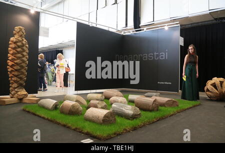 Vilnius, Lituanie. 31 mai, 2019. Une femme regarde une création pendant le salon international de l'art contemporain 'ArtVilnius'19' qui s'est tenue à Vilnius, capitale de la Lituanie, le 31 mai 2019. L'art qui se tient du 30 mai au 2 juin, dispose d'environ 60 exhibites galeries provenant de Belgique, France, Italie, Allemagne, etc. Crédit : Guo Mingfang/Xinhua/Alamy Live News Banque D'Images