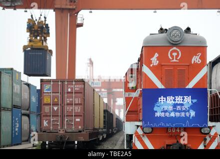 (190601) -- BEIJING, 1 juin 2019 (Xinhua) -- Photo prise le 21 mai 2018 montre un commerce électronique transfrontalier de train de marchandises de l'Allemagne Hambourg arrivant à Xi'an, province du Shaanxi du nord-ouest de la Chine. Le partenariat commercial entre la Chine et la ville allemande de Hambourg remonte au xviiie siècle. Après des années de développement, le port de Hambourg est aujourd'hui l'un des plus importants hubs européens pour le commerce avec la Chine. En 2018, le port de Hambourg avait un volume total de fret maritime à environ 8,7 millions d'équivalent 20 pieds (EVP), dont quelque 2,6 millions de dollars sont liés à la Chine, de l'accor Banque D'Images