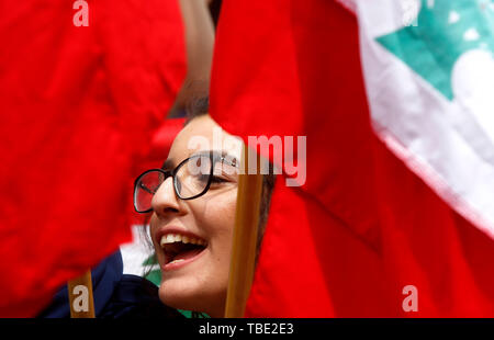 Beijing, Chine. 24 mai, 2019. Une femme assiste à une manifestation dans le centre-ville de Beyrouth, Liban, le 24 mai 2019, refusant de réduire le budget de l'université au sein de la politique du gouvernement a rédigé budget d'austérité. Credit : Bilal Jawich/Xinhua/Alamy Live News Banque D'Images