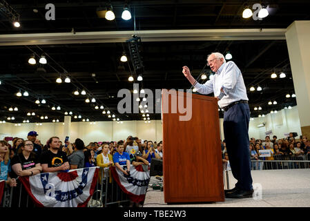 Pasadena, États-Unis. 31 mai, 2019. Le sénateur américain et candidat à la présidentielle, Bernie Sanders, prend la parole à un rassemblement électoral à Pasadena, en Californie. La présidence a parlé de 2020 partisans à la Pasadena Convention Center. Ce week-end Sanders assistera également à l'état du Parti démocratique de Californie 2019 Convention de San Francisco. Credit : SOPA/Alamy Images Limited Live News Banque D'Images