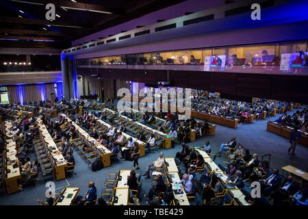 Nairobi. 31 mai, 2019. Photo prise le 31 mai 2019 montre la scène de la cérémonie de clôture de la première assemblée générale de l'ONU-Habitat à Nairobi, capitale du Kenya. La première assemblée générale de l'ONU-Habitat a conclu à Nairobi le vendredi avec les délégués ont approuvé des résolutions visant à stimuler le renouvellement des villes du monde. Plus de 3 000 délégués qui ont assisté à la réunion de cinq jours a adopté un plan stratégique de trois ans dont la mise en œuvre améliorera la santé des villes et villages. Credit : Lyu Shuai/Xinhua/Alamy Live News Banque D'Images