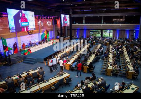 Nairobi. 31 mai, 2019. Photo prise le 31 mai 2019 montre la scène de la cérémonie de clôture de la première assemblée générale de l'ONU-Habitat à Nairobi, capitale du Kenya. La première assemblée générale de l'ONU-Habitat a conclu à Nairobi le vendredi avec les délégués ont approuvé des résolutions visant à stimuler le renouvellement des villes du monde. Plus de 3 000 délégués qui ont assisté à la réunion de cinq jours a adopté un plan stratégique de trois ans dont la mise en œuvre améliorera la santé des villes et villages. Credit : Lyu Shuai/Xinhua/Alamy Live News Banque D'Images