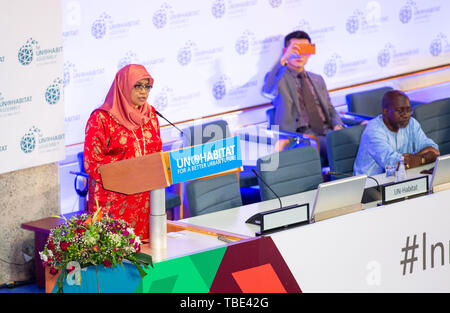 Nairobi, Kenya. 31 mai, 2019. Mohd Maimunah Sharif (1re L), directrice exécutive d'ONU-Habitat, prend la parole lors de la cérémonie de clôture de la première assemblée générale de l'ONU-Habitat à Nairobi, capitale du Kenya, le 31 mai 2019. La première assemblée générale de l'ONU-Habitat a conclu à Nairobi le vendredi avec les délégués ont approuvé des résolutions visant à stimuler le renouvellement des villes du monde. Plus de 3 000 délégués qui ont assisté à la réunion de cinq jours a adopté un plan stratégique de trois ans dont la mise en œuvre améliorera la santé des villes et villages. Credit : Lyu Shuai/Xinhua/Alamy Live News Banque D'Images