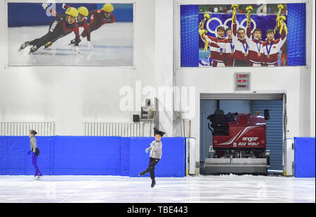 (190601) -- CHANGCHUN, 1 juin 2019 (Xinhua) -- Photo prise le 30 mai 2019 affiche Zhou Yi saute et tourne pendant une session de formation. Zhou Yi, huit ans, est le plus jeune patineur dans une équipe de patinage artistique formé par le Centre d'administration de sports d'hiver Sports de Jilin Bureau. Il a été l'apprentissage du sport pour trois ans et a réclamé le titre de groupe de garçons lors de la 18e Jeux de la jeunesse de la province de Jilin l'année dernière. Zhou assiste à des sessions de formation sur la glace pour plus de 2 heures après la classe. Il prend également d'autres cours pour améliorer son corps, la coordination, la souplesse et l'endurance physique. Au cours des dernières années, Banque D'Images