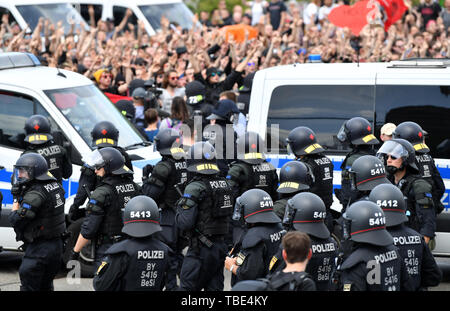 Chemnitz, Allemagne. 01 Juin, 2019. Une présence policière massive assure des démonstrations dans le centre de Chemnitz. L 'alliance' Nazifrei Chemnitz est protestant contre un néo-nazi de mars par le NPD de droite de l'organisation des jeunes Les jeunes démocrates nationaux avec une contre-manifestation (arrière de l'image). Credit : Hendrik Schmidt/dpa-Zentralbild/dpa/Alamy Live News Banque D'Images