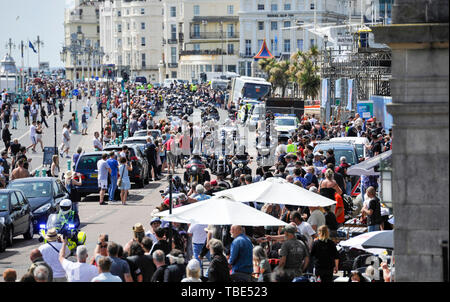 Brighton UK 1er juin 2019 - Des centaines de Hells Angels arrivent le long de la route de Madère sur le front de mer dans le cadre de leur 50e anniversaire de la fin de semaine . Plus de 3000 vététistes de rround le monde sont rassemblés à Surrey avant de descendre vers Brighton aujourd'hui où une forte présence policière était de garder un oeil sur eux . Crédit photo : Simon Dack / Alamy Live News Banque D'Images