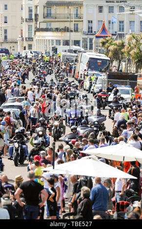 Brighton UK 1er juin 2019 - Des centaines de Hells Angels arrivent le long de la route de Madère sur le front de mer dans le cadre de leur 50e anniversaire de la fin de semaine . Plus de 3000 vététistes de rround le monde sont rassemblés à Surrey avant de descendre vers Brighton aujourd'hui où une forte présence policière était de garder un oeil sur eux . Crédit photo : Simon Dack / Alamy Live News Banque D'Images