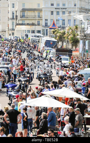 Brighton UK 1er juin 2019 - Des centaines de Hells Angels arrivent le long de la route de Madère sur le front de mer dans le cadre de leur 50e anniversaire de la fin de semaine . Plus de 3000 vététistes de rround le monde sont rassemblés à Surrey avant de descendre vers Brighton aujourd'hui où une forte présence policière était de garder un oeil sur eux . Crédit photo : Simon Dack / Alamy Live News Banque D'Images