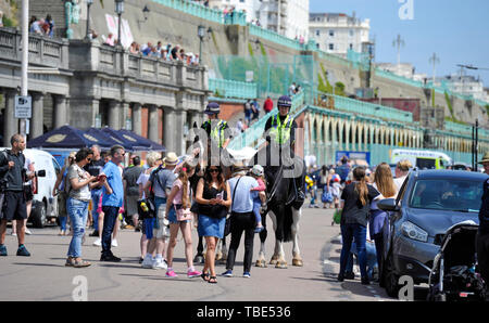 Brighton UK 1er juin 2019 - La police sur les chevaux à Brighton que des centaines de membres des Hells Angels arrivent le long front de mer de Brighton dans le cadre de leur 50e anniversaire de la fin de semaine . Plus de 3000 vététistes. Autour du monde sont rassemblés à Surrey avant de descendre vers Brighton aujourd'hui où une forte présence policière était de garder un oeil sur eux . Crédit photo : Simon Dack / Alamy Live News Banque D'Images