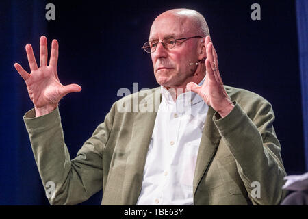 Le Hay Festival, Hay-on-Wye, au Pays de Galles UK , samedi 01 juin 2019. Michael Pollan , l'auteur américaine, journaliste, activiste, conférencier et professeur à l'Université de Harvard, à l'Hay Festival 2019 talkimg sur 'comment changer votre esprit," son dernier livre sur l'histoire et l'avenir de drogues psychédéliques. Le festival, qui en est à sa 32e année, qui a lieu chaque année dans la petite ville de Hay on Wye sur la frontière du pays de Galles - Angleterre, attire les meilleurs écrivains, hommes politiques et intellectuels du monde entier pour 10 jours de conférences et débats, célébrer le meilleur de l'écrit et de débat critique P Banque D'Images