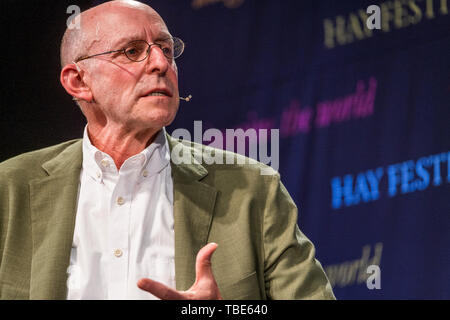 Le Hay Festival, Hay-on-Wye, au Pays de Galles UK , samedi 01 juin 2019. Michael Pollan , l'auteur américaine, journaliste, activiste, conférencier et professeur à l'Université de Harvard, à l'Hay Festival 2019 talkimg sur 'comment changer votre esprit," son dernier livre sur l'histoire et l'avenir de drogues psychédéliques. Le festival, qui en est à sa 32e année, qui a lieu chaque année dans la petite ville de Hay on Wye sur la frontière du pays de Galles - Angleterre, attire les meilleurs écrivains, hommes politiques et intellectuels du monde entier pour 10 jours de conférences et débats, célébrer le meilleur de l'écrit et de débat critique P Banque D'Images