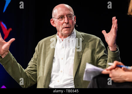 Le Hay Festival, Hay-on-Wye, au Pays de Galles UK , samedi 01 juin 2019. Michael Pollan , l'auteur américaine, journaliste, activiste, conférencier et professeur à l'Université de Harvard, à l'Hay Festival 2019 talkimg sur 'comment changer votre esprit," son dernier livre sur l'histoire et l'avenir de drogues psychédéliques. Le festival, qui en est à sa 32e année, qui a lieu chaque année dans la petite ville de Hay on Wye sur la frontière du pays de Galles - Angleterre, attire les meilleurs écrivains, hommes politiques et intellectuels du monde entier pour 10 jours de conférences et débats, célébrer le meilleur de l'écrit et de débat critique P Banque D'Images