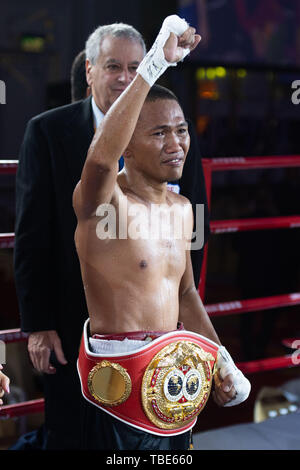 Macao. 1er juin 2019. Calunsag Mepranum Richie des Philippines célèbre après avoir battu Chen Sen de la concurrence de la Chine dans le Pan Pacific Poids plume Junior au match de championnat de l'IBF 2019 Gala Super à Macao, Chine, le 1 juin 2019. Credit : Cheong Kam Ka/Xinhua/Alamy Live News Banque D'Images