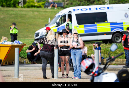 Brighton UK 1er juin 2019 - Les femmes se joignent à des centaines de membres des Hells Angels, étant donné qu'ils recueillent sur le front de mer de Brighton dans le cadre de la célébration du 50e anniversaire des clubs week-end . Plus de 3000 vététistes du monde entier se sont réunis à Surrey avant de descendre jusqu'à Brighton aujourd'hui . Crédit photo : Simon Dack / Alamy Live News Banque D'Images