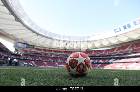 Madrid, Espagne. 01 Juin, 2019. Football : Ligue des Champions, Tottenham Hotspur finale - FC Liverpool au stade Metropolitano de Wanda. Le ballon de match officiel est sur l'herbe avant le match commence. Crédit : Jan Woitas/dpa-Zentralbild/dpa/Alamy Live News Banque D'Images