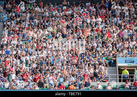 Londres, Royaume-Uni. 01th, 2019 nov. Les spectateurs au cours de Gallagher Premiership Rugby match final entre sarrasins et Exeter Chiefs au stade de Twickenham, le samedi 01 juin 2019. Londres Angleterre . (Usage éditorial uniquement, licence requise pour un usage commercial. Aucune utilisation de pari, de jeux ou d'un seul club/ligue/dvd publications.) Crédit : Taka G Wu/Alamy Live News Banque D'Images