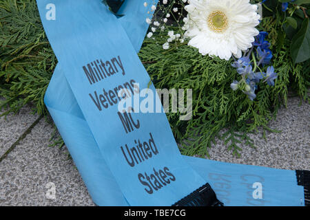 Berlin, Allemagne. 01 Juin, 2019. Un ancien combattant s'agenouille au Bendlerblock à Berlin-Tiergarten non loin de le mémorial de l'armée allemande. Il y a des centaines d'anciens soldats de l'Europe, la plupart d'entre eux venaient dans Kovoi en moto, commémorant leurs camarades tombés au combat. Le mémorial a eu lieu pendant 11 ans. Crédit : Paul Zinken/dpa/Alamy Live News Banque D'Images