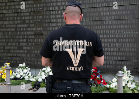 Berlin, Allemagne. 01 Juin, 2019. Un ancien combattant n'est pas loin de le mémorial de la Bundeswehr au Bendlerblock à Berlin-Tiergarten en face de couronnes. Il y a des centaines d'anciens soldats de l'Europe commémore, la plupart sont venus en convoi avec la moto, leurs camarades tombés au combat. Le mémorial a eu lieu pendant 11 ans. Crédit : Paul Zinken/dpa/Alamy Live News Banque D'Images