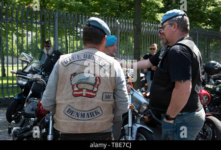 Berlin, Allemagne. 01 Juin, 2019. Anciens Combattants viennent sur des motos à la Bundeswehr monument au Bendlerblock à Berlin-Tiergarten. Il y a des centaines d'anciens soldats de l'Europe commémore, la plupart sont venus en convoi avec la moto, leurs camarades tombés au combat. Le mémorial a eu lieu pendant 11 ans. Crédit : Paul Zinken/dpa/Alamy Live News Banque D'Images