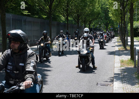 Berlin, Allemagne. 01 Juin, 2019. Anciens Combattants viennent sur des motos à la Bundeswehr monument au Bendlerblock à Berlin-Tiergarten. Il y a des centaines d'anciens soldats de l'Europe commémore, la plupart sont venus en convoi avec la moto, leurs camarades tombés au combat. Le mémorial a eu lieu pendant 11 ans. Crédit : Paul Zinken/dpa/Alamy Live News Banque D'Images