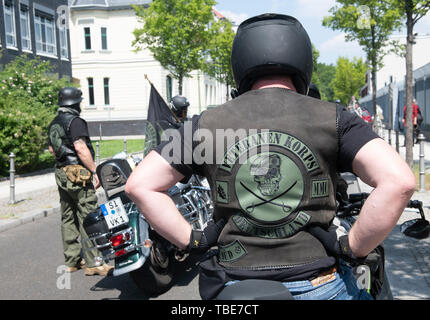 Berlin, Allemagne. 01 Juin, 2019. Anciens Combattants viennent sur des motos à la Bundeswehr monument au Bendlerblock à Berlin-Tiergarten. Il y a des centaines d'anciens soldats de l'Europe commémore, la plupart sont venus en convoi avec la moto, leurs camarades tombés au combat. Le mémorial a eu lieu pendant 11 ans. Crédit : Paul Zinken/dpa/Alamy Live News Banque D'Images