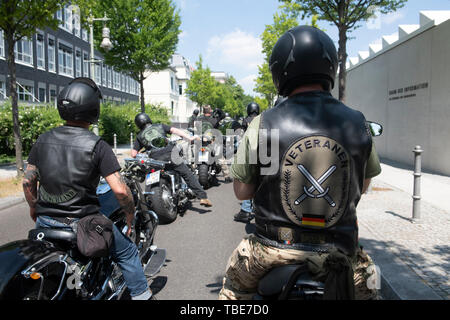 Berlin, Allemagne. 01 Juin, 2019. Anciens Combattants viennent sur des motos à la Bundeswehr monument au Bendlerblock à Berlin-Tiergarten. Il y a des centaines d'anciens soldats de l'Europe commémore, la plupart sont venus en convoi avec la moto, leurs camarades tombés au combat. Le mémorial a eu lieu pendant 11 ans. Crédit : Paul Zinken/dpa/Alamy Live News Banque D'Images